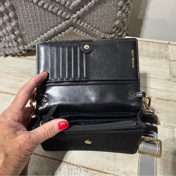 ❤️Michael Kors Signature Black Crossbody/Phone Bag - Picture 6 of 6